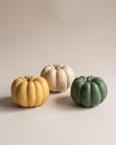 Kürbis-Kerzenset Herbstlicht: drei Kürbiskerzen in Creme, Gelb und Grün – The House of Nocturne