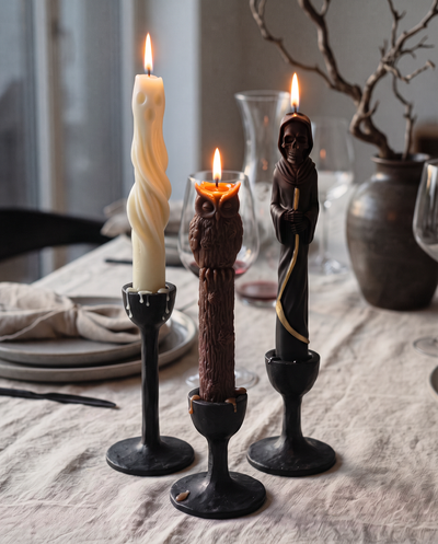 Monster-Kerzen auf dem gedeckten Tisch – The House of Nocturne
