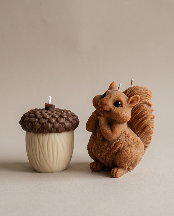 Eichhörnchen & Eichel Kerzenset in Rostrot – The House of Nocturne